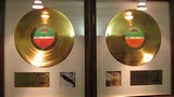 15- Disco d'oro per la vendita del valore di oltre 1 milione di dollari degli album dei Led Zeppelin 'Led Zeppelin' e 'Led Zeppelin II'.JPG